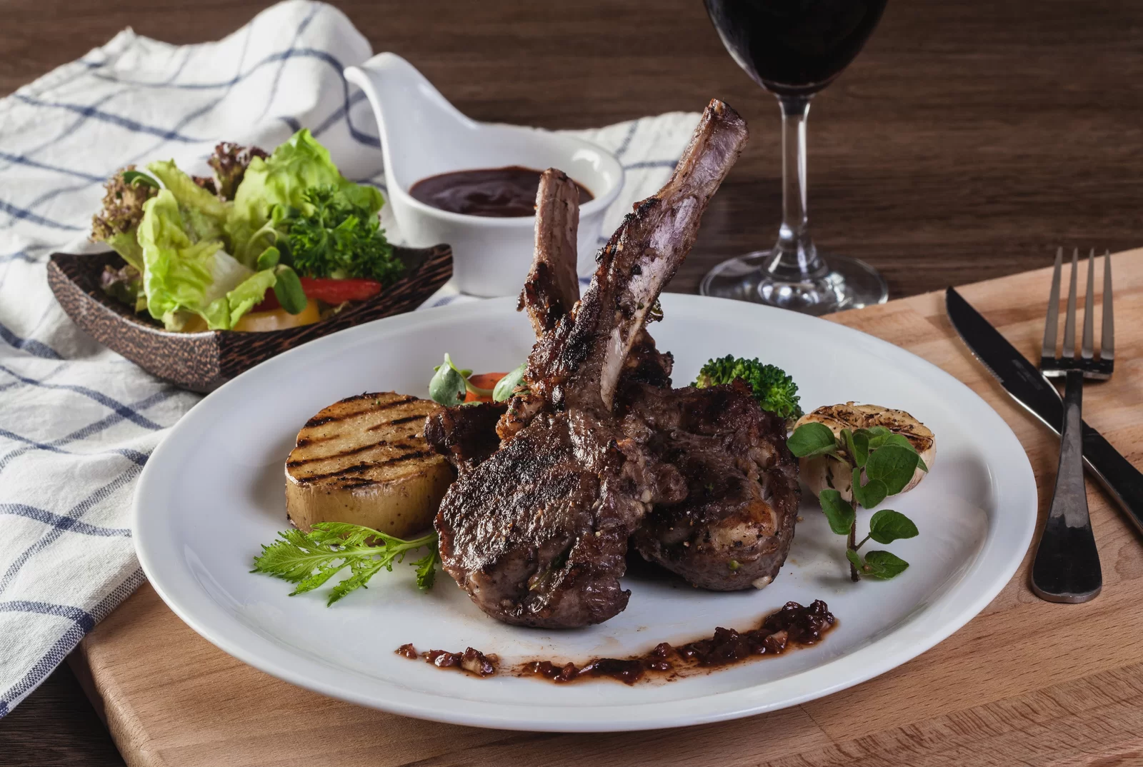 Costillar de cerdo, caza y quesos azules